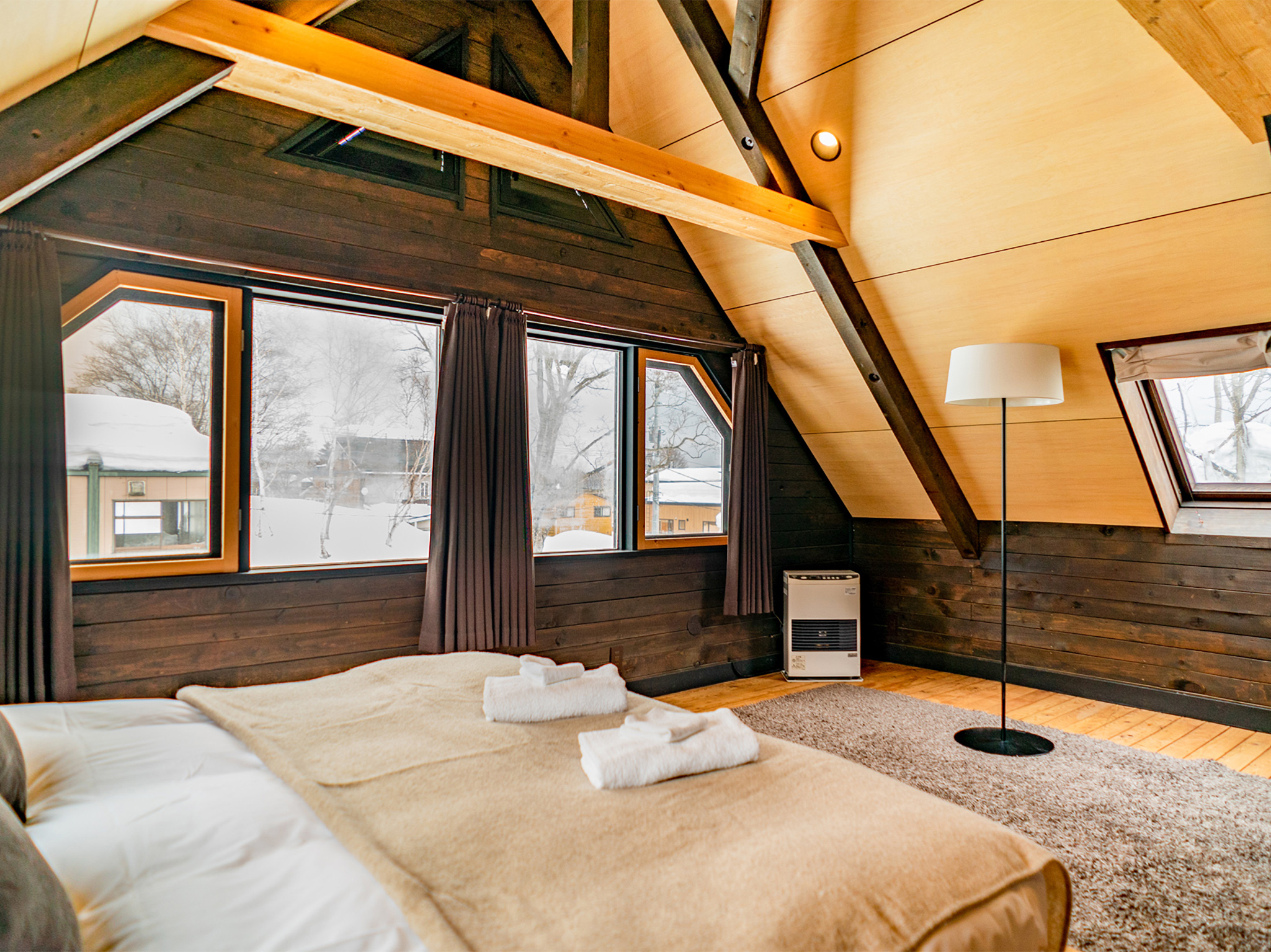Momiji Lodge - Master bedroom 1 and skylight windows